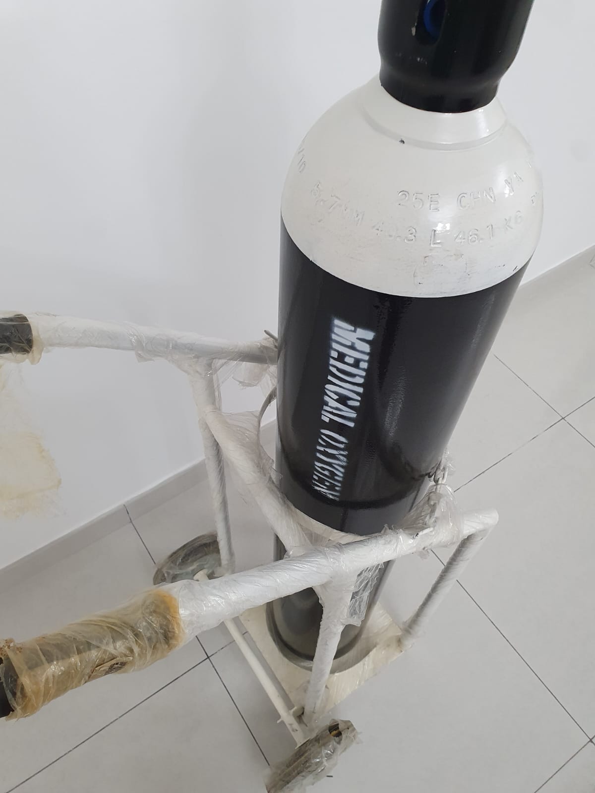 40.3L Oxygen Cylinder with Trolley and medical pressure regulator