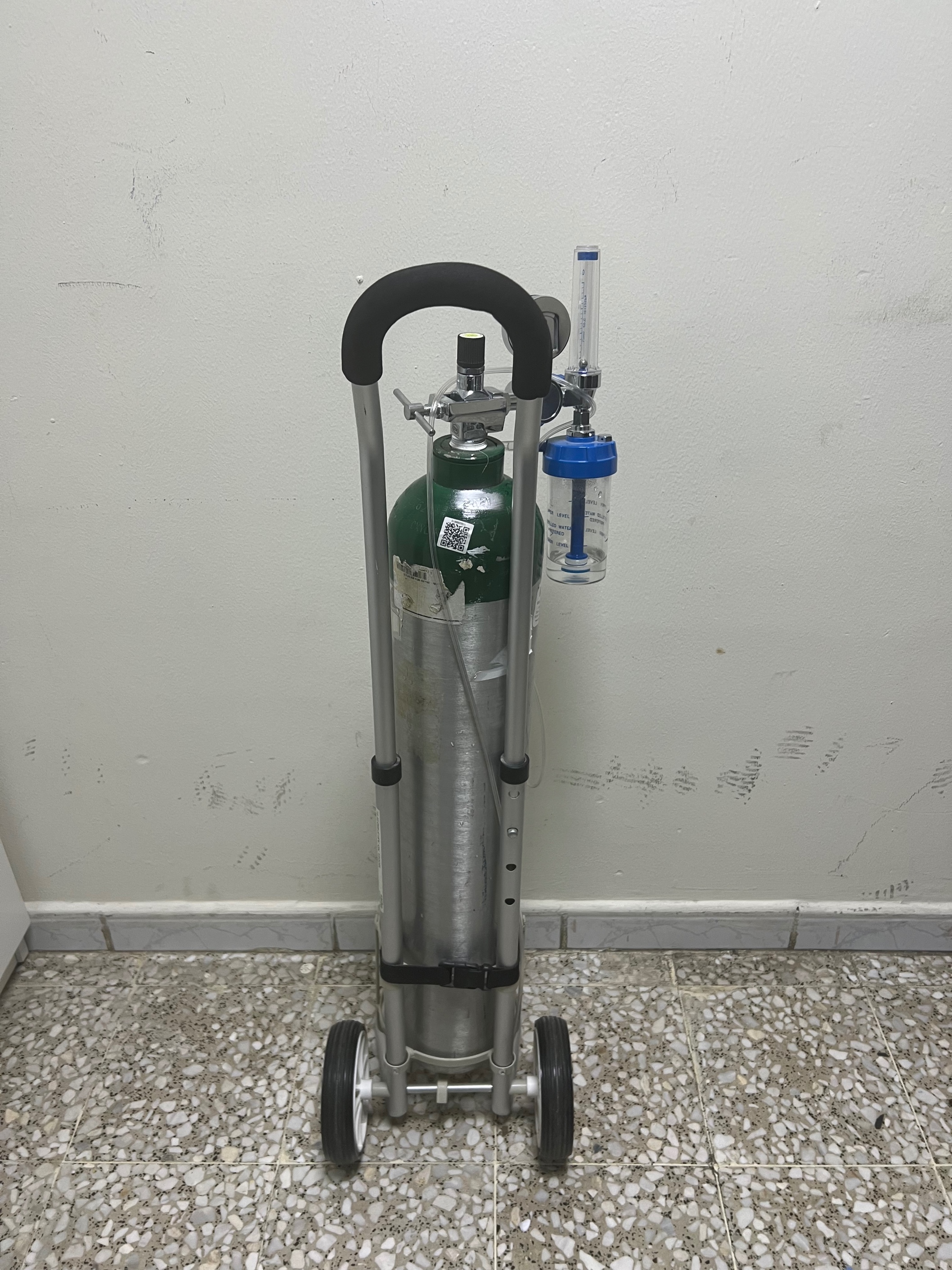 Oxygen cylinder with Regulator and trolley Silver