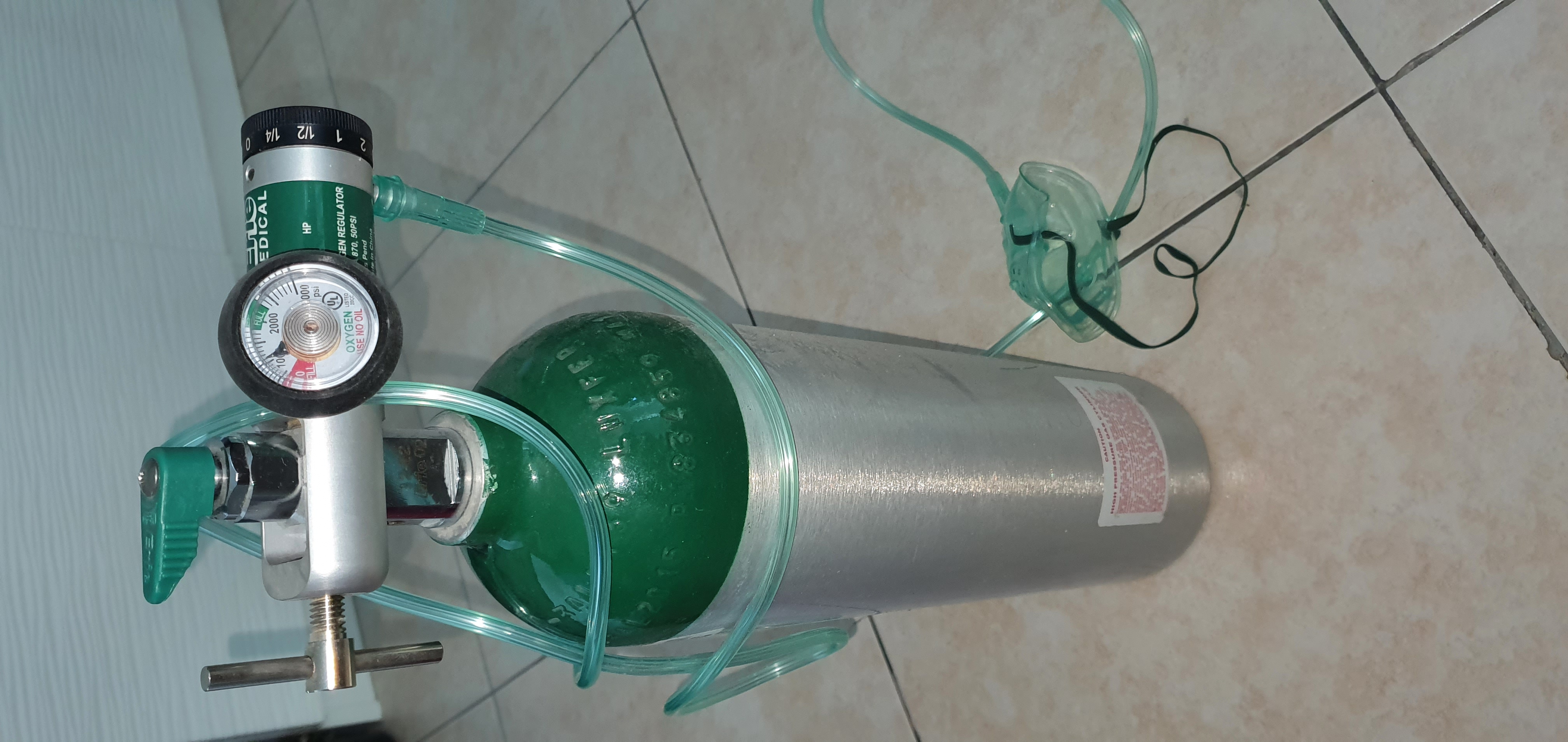 Oxygen cylinder with regulator 